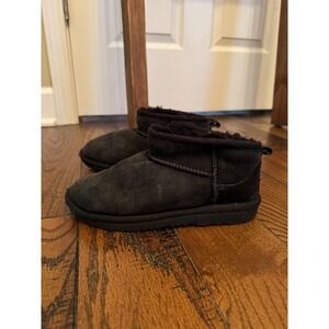 UGG Kids Classic Ultra Mini Black Suede‎ Sheepskin Lined Boots Size 2